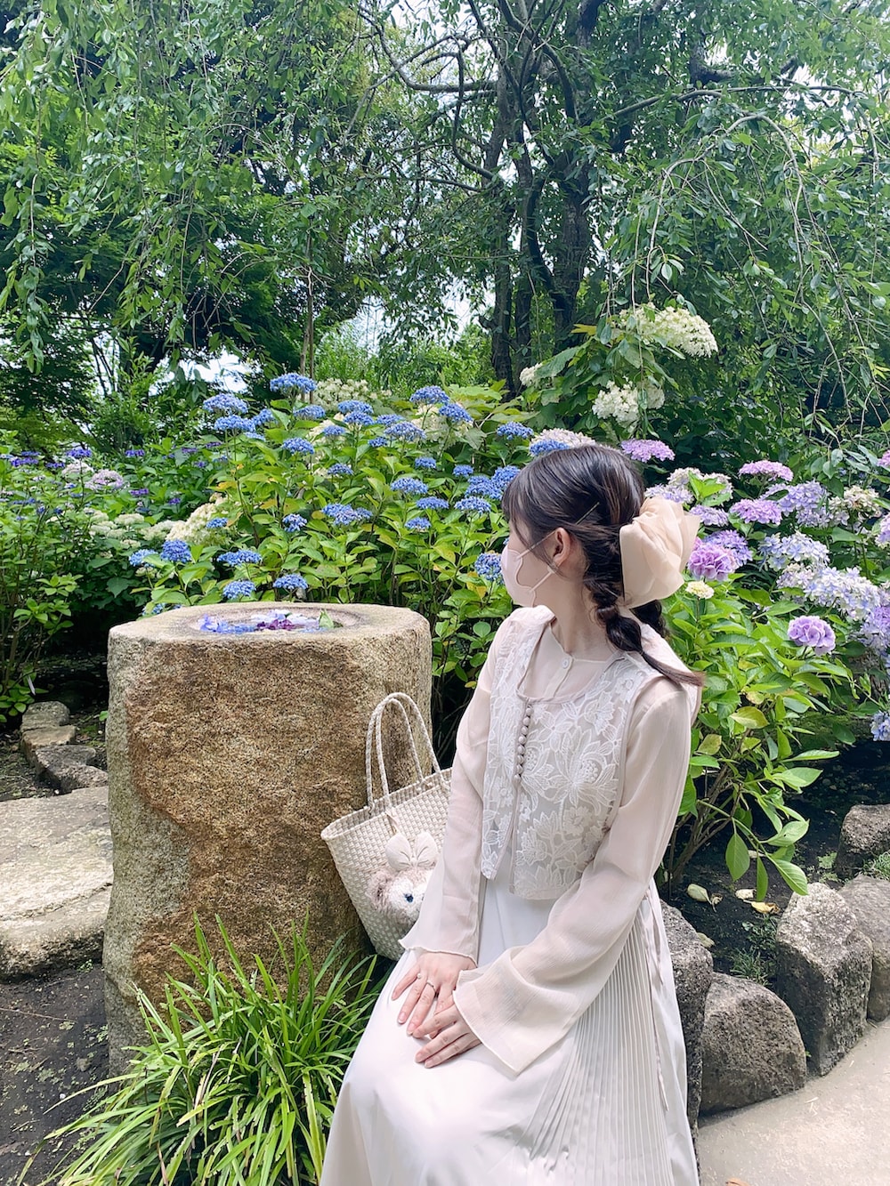 ホワイト系のベスト、ホワイト系のシャツ/ブラウス、ホワイト系のスカートを着用したレディースの夏コーディネートの3枚目の写真