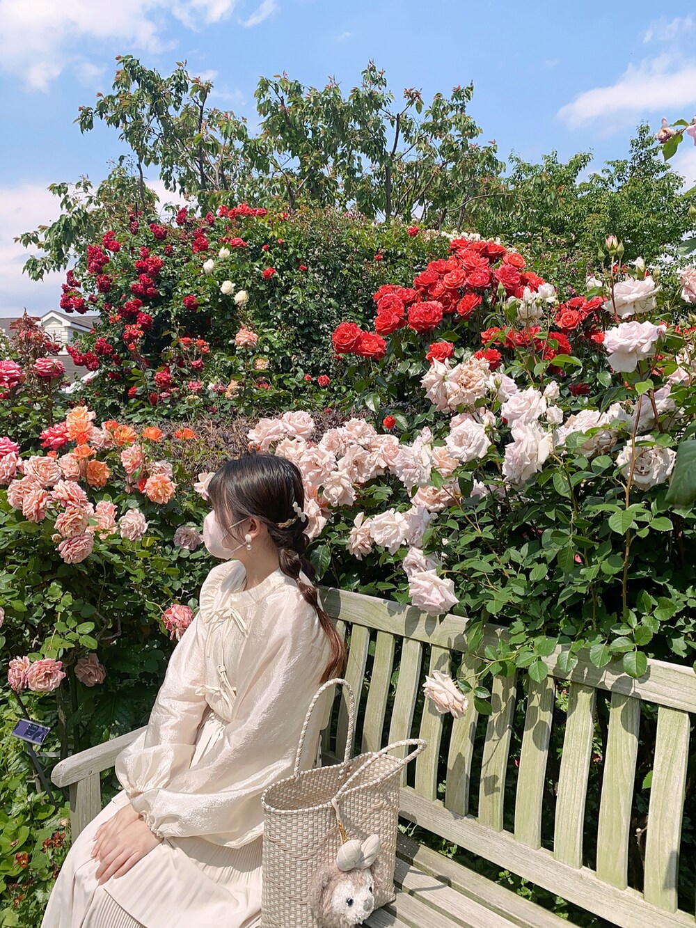 ホワイト系のシャツ/ブラウス、ホワイト系のスカート、ホワイト系のキャミソールを着用したレディースの春コーディネートの3枚目の写真