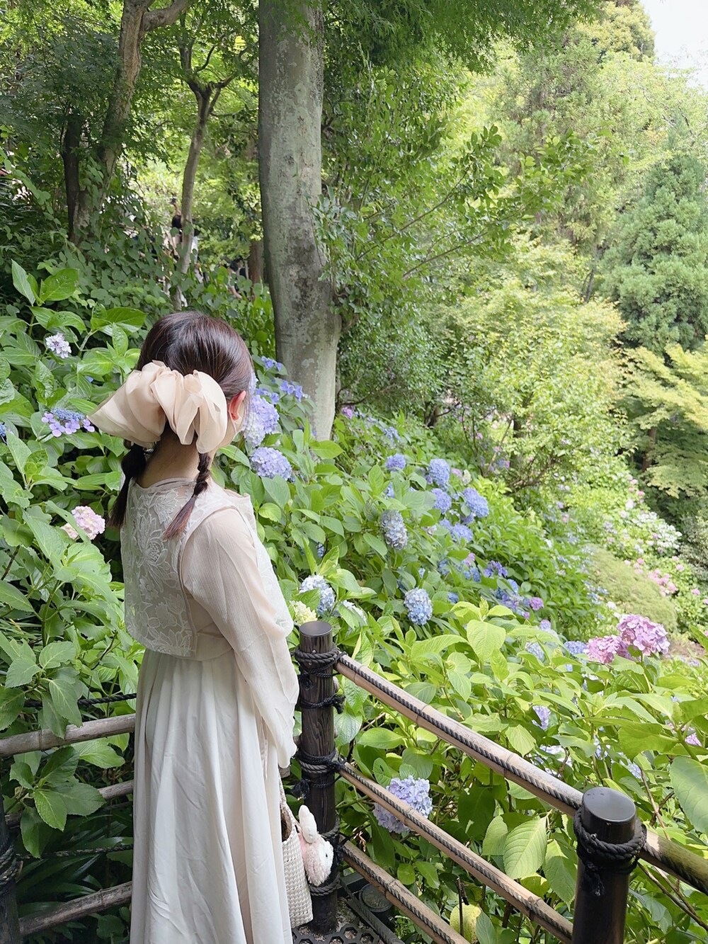 ホワイト系のベスト、ホワイト系のシャツ/ブラウス、ホワイト系のスカートを着用したレディースの夏コーディネートの2枚目の写真