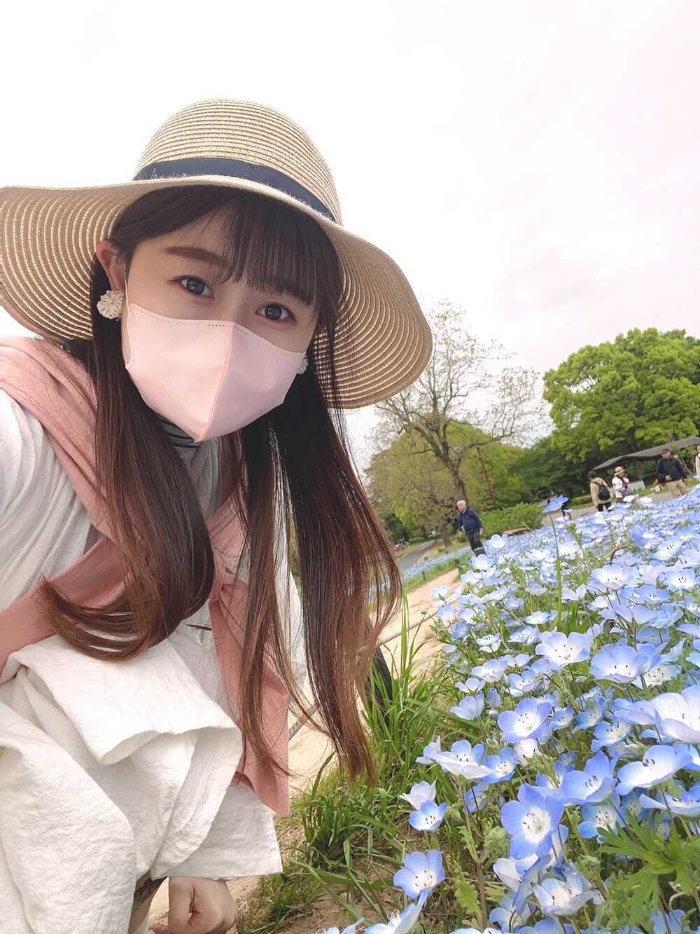 ピンク系のカーディガン/ボレロ、ホワイト系のワンピースを着用したレディースの春コーディネートの2枚目の写真