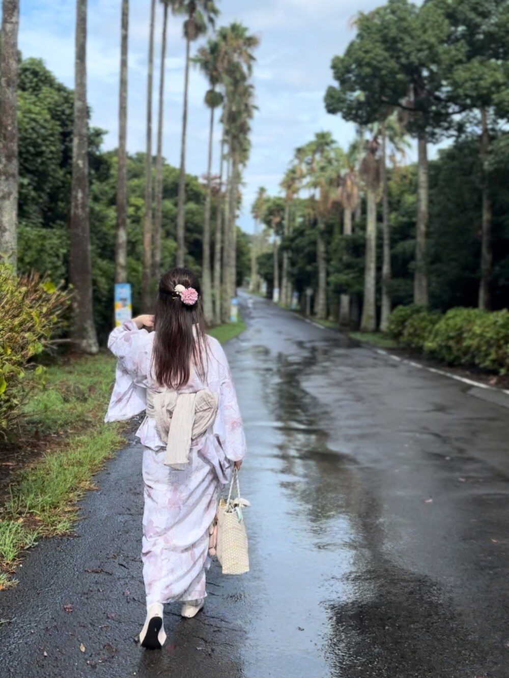 ベージュ系の浴衣を着用したレディースの夏コーディネートの2枚目の写真