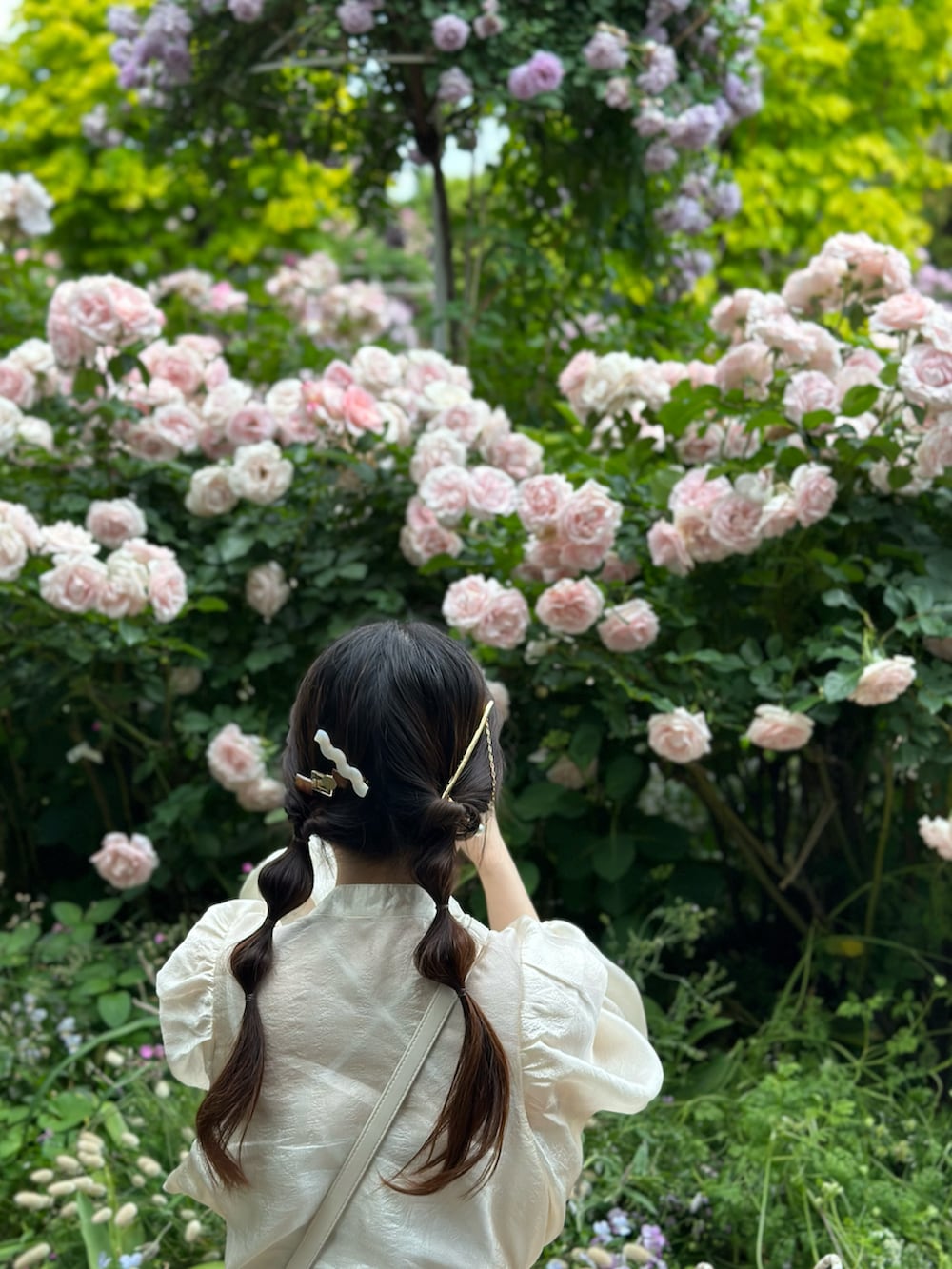 ホワイト系のシャツ/ブラウス、ホワイト系のスカート、ホワイト系のキャミソールを着用したレディースの春コーディネートの4枚目の写真