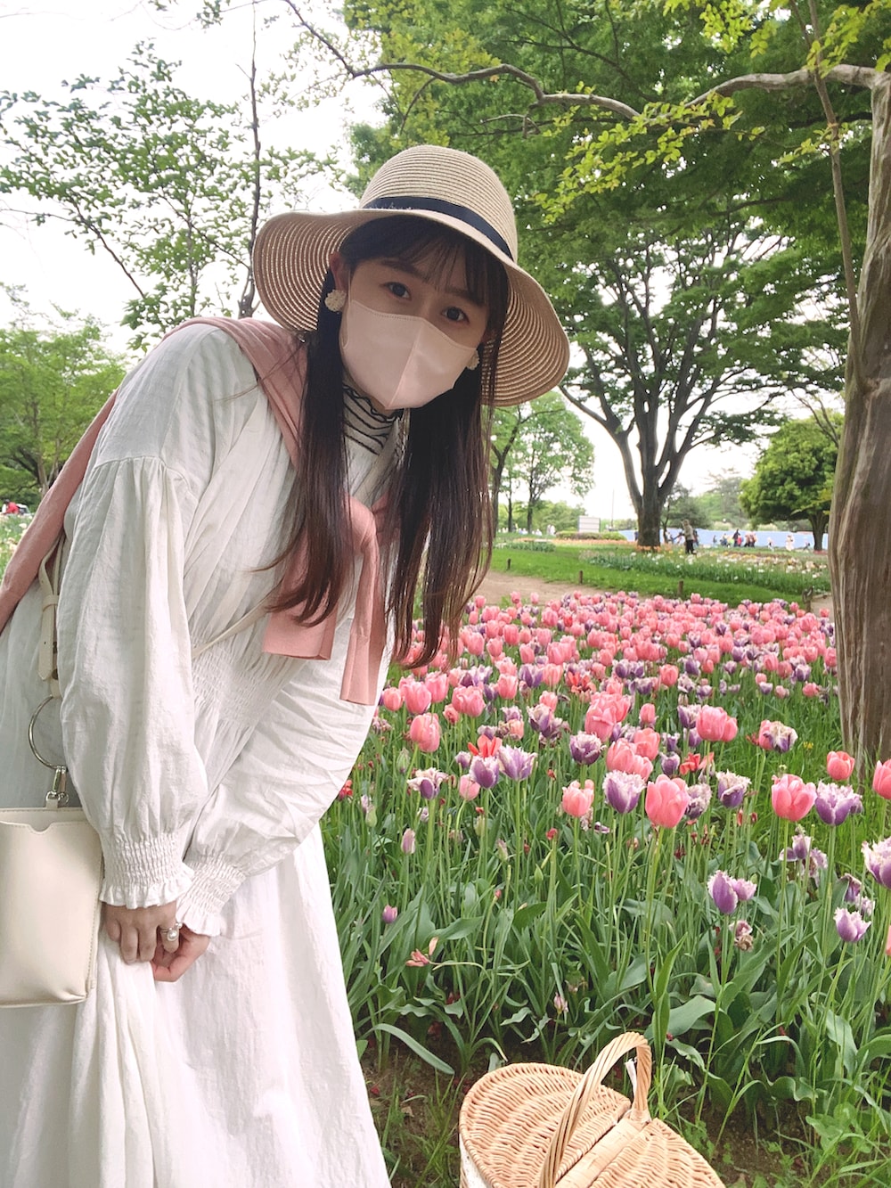 ピンク系のカーディガン/ボレロ、ホワイト系のワンピースを着用したレディースの春コーディネートの3枚目の写真