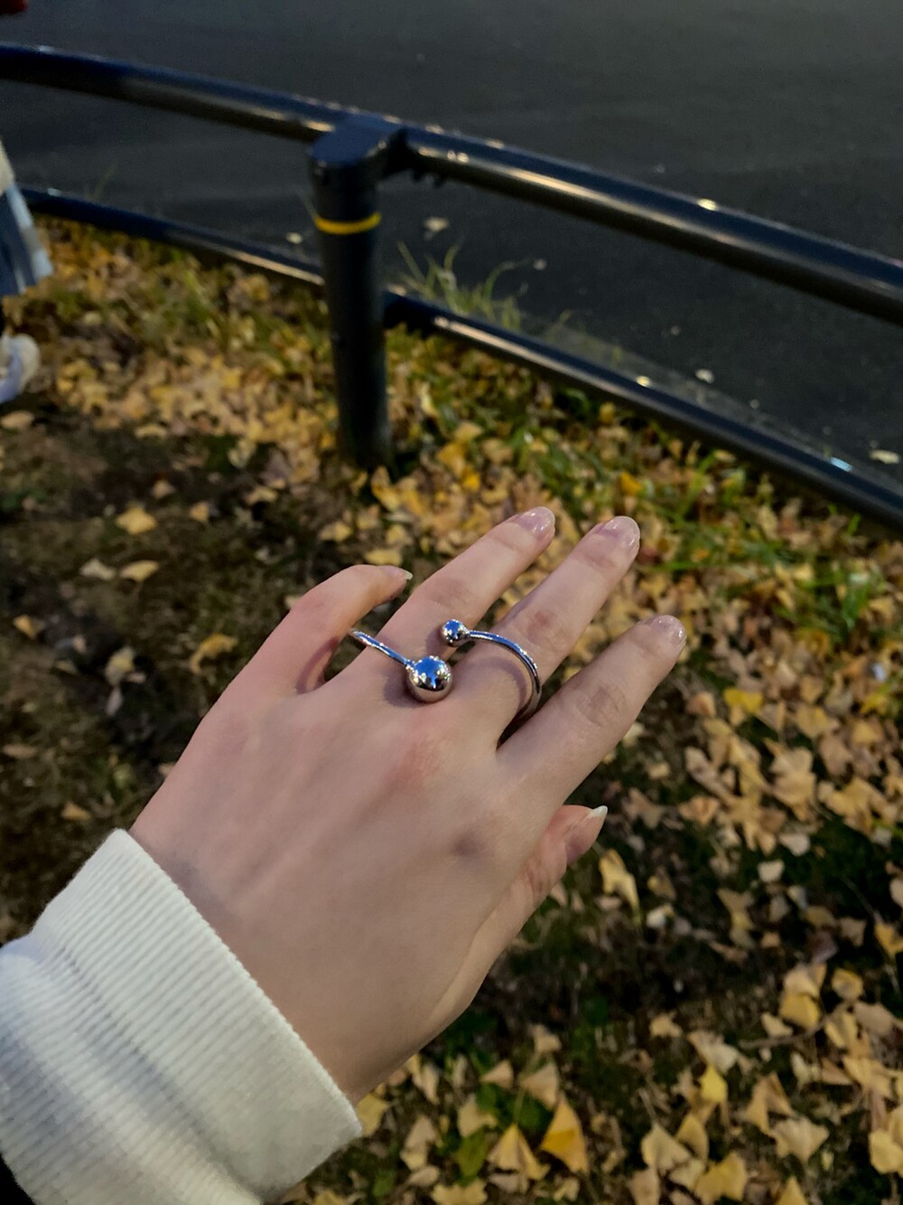 ブラウン系のジャケット/アウター、ブラック系のその他パンツ、ホワイト系のニット/セーターを着用したレディースの冬コーディネートの4枚目の写真