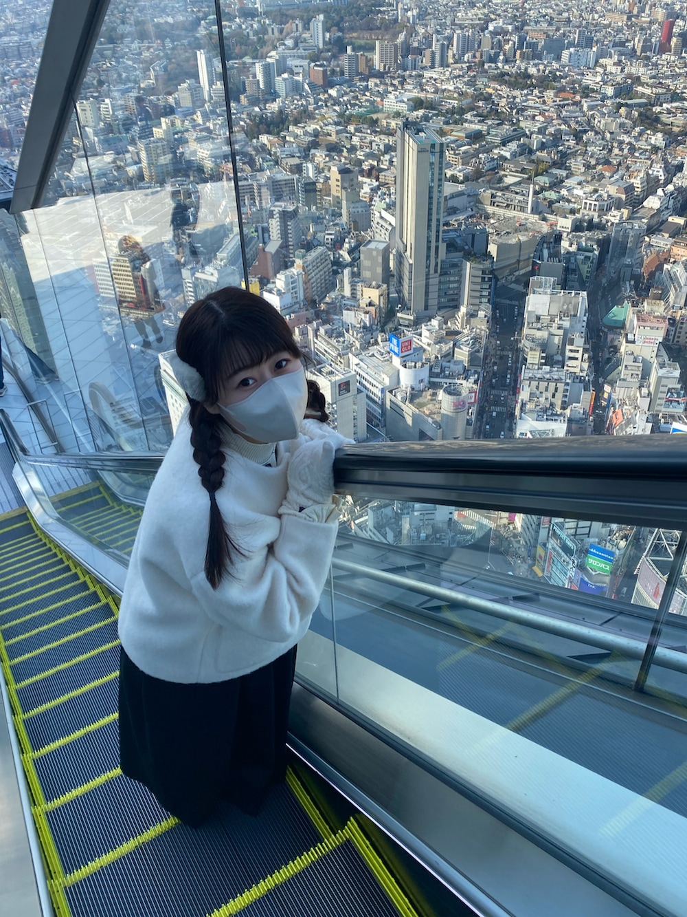 ホワイト系のニット/セーター、ブラック系のワンピース、ブラウン系のローファーを着用したレディースの冬コーディネートの2枚目の写真