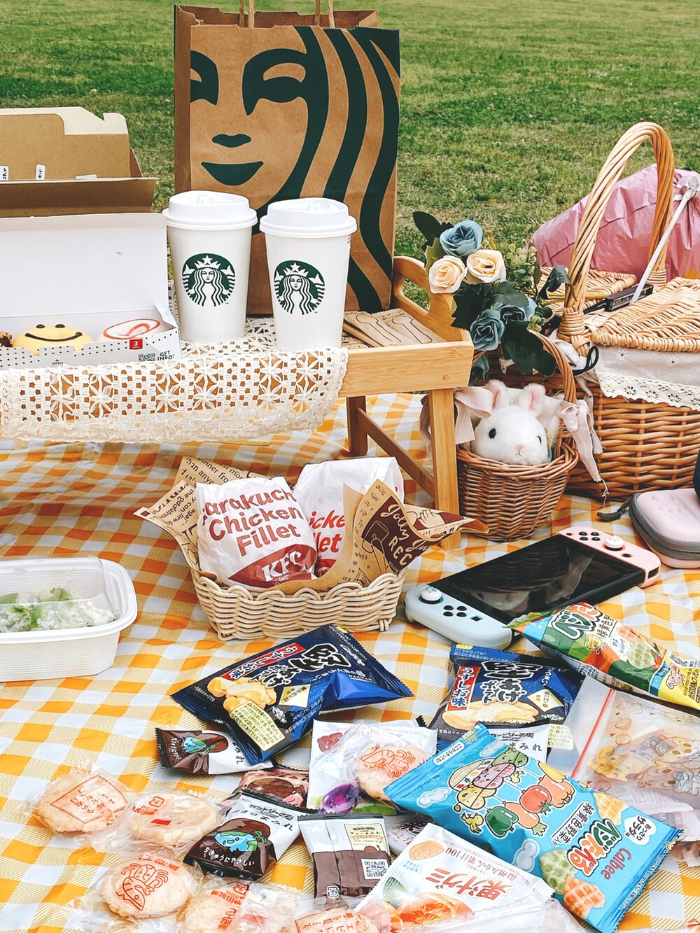 ピンク系のカーディガン/ボレロ、ホワイト系のワンピースを着用したレディースの春コーディネートの5枚目の写真