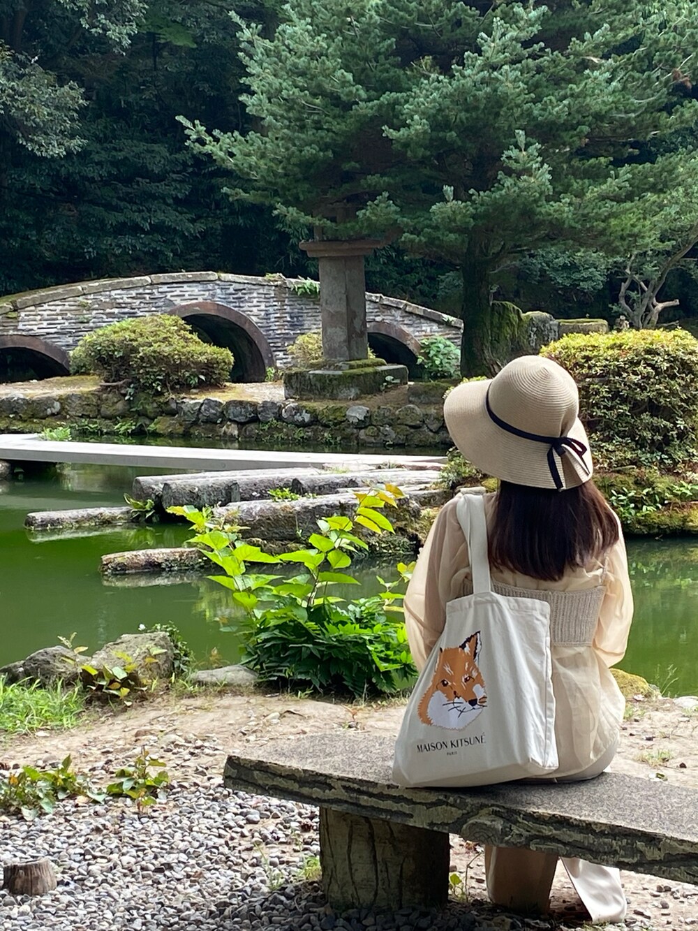 ホワイト系のキャミソール、ホワイト系のスカート、ホワイト系のトートバッグを着用したレディースの夏コーディネートの3枚目の写真