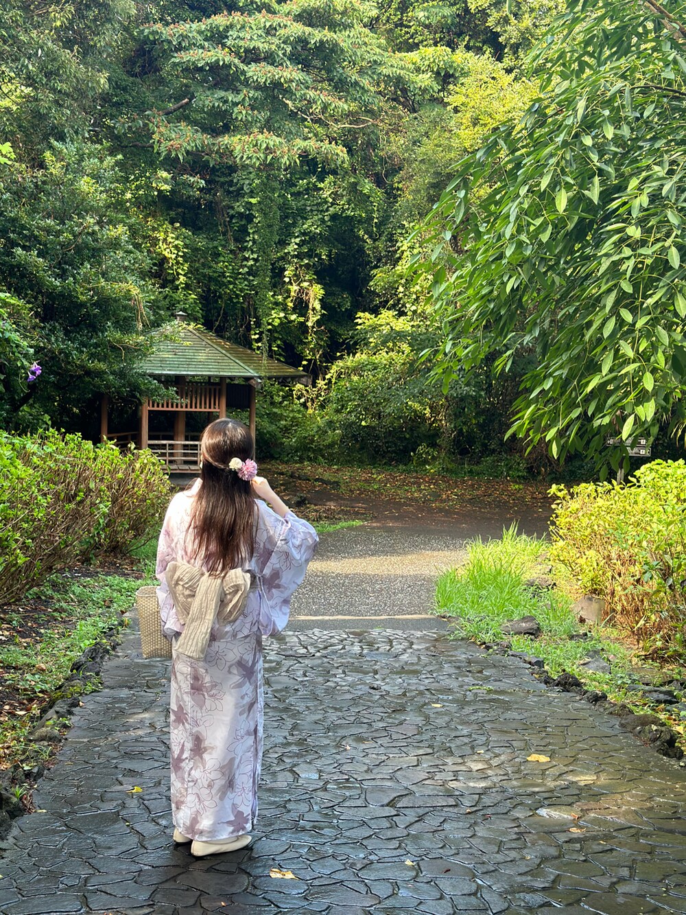 ベージュ系の浴衣を着用したレディースの夏コーディネートの3枚目の写真