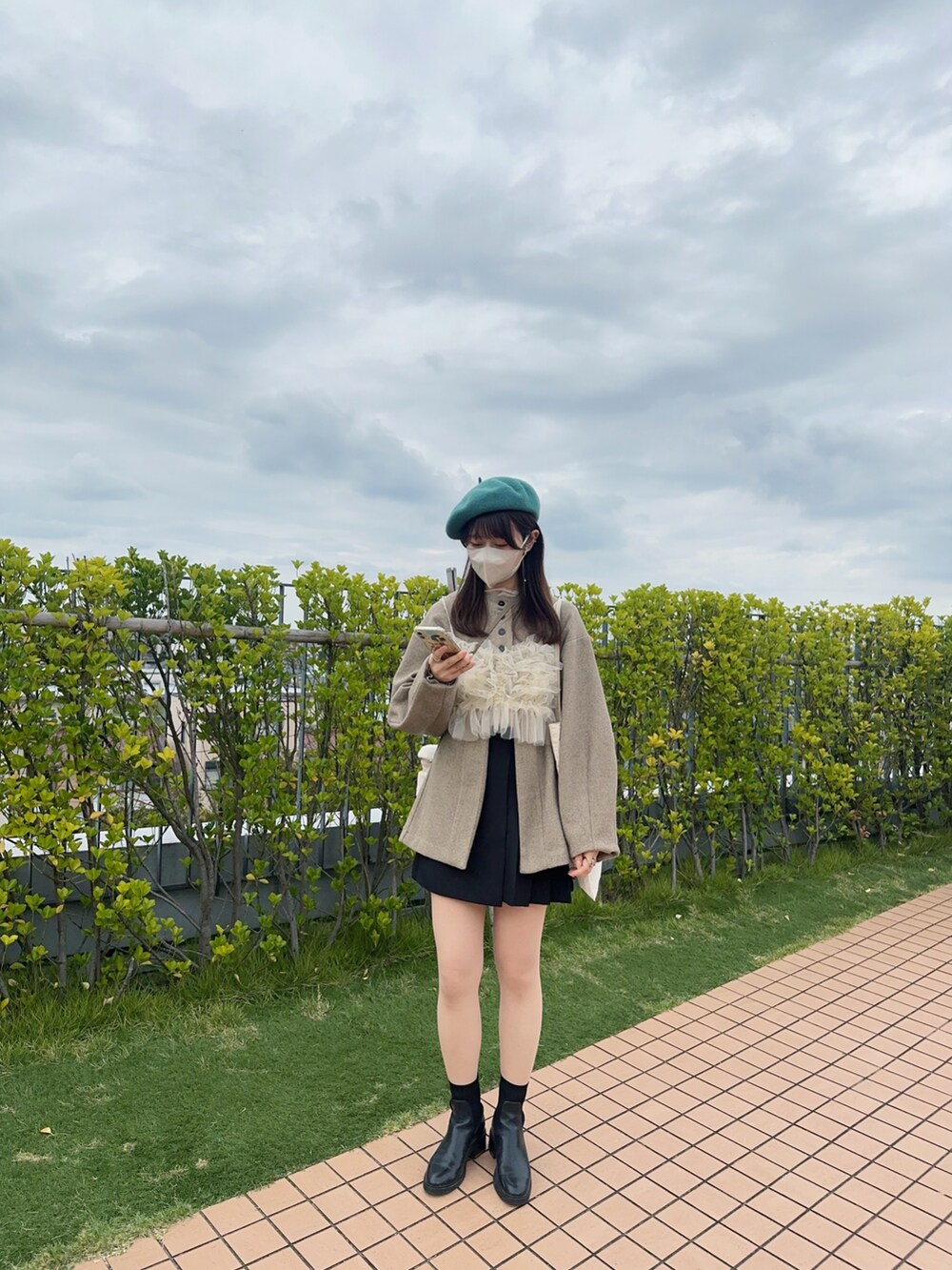 ブラック系のその他パンツ、ベージュ系のキャミソール、ベージュ系のノーカラージャケットを着用したレディースの秋コーディネートの2枚目の写真