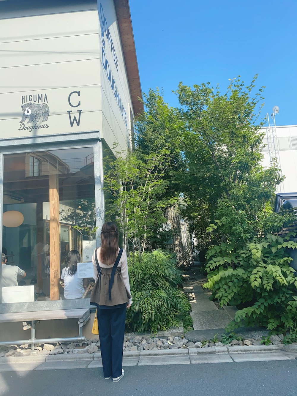 ホワイト系のTシャツ/カットソー、ブラウン系のキャミソールを着用したレディースの夏コーディネートの2枚目の写真