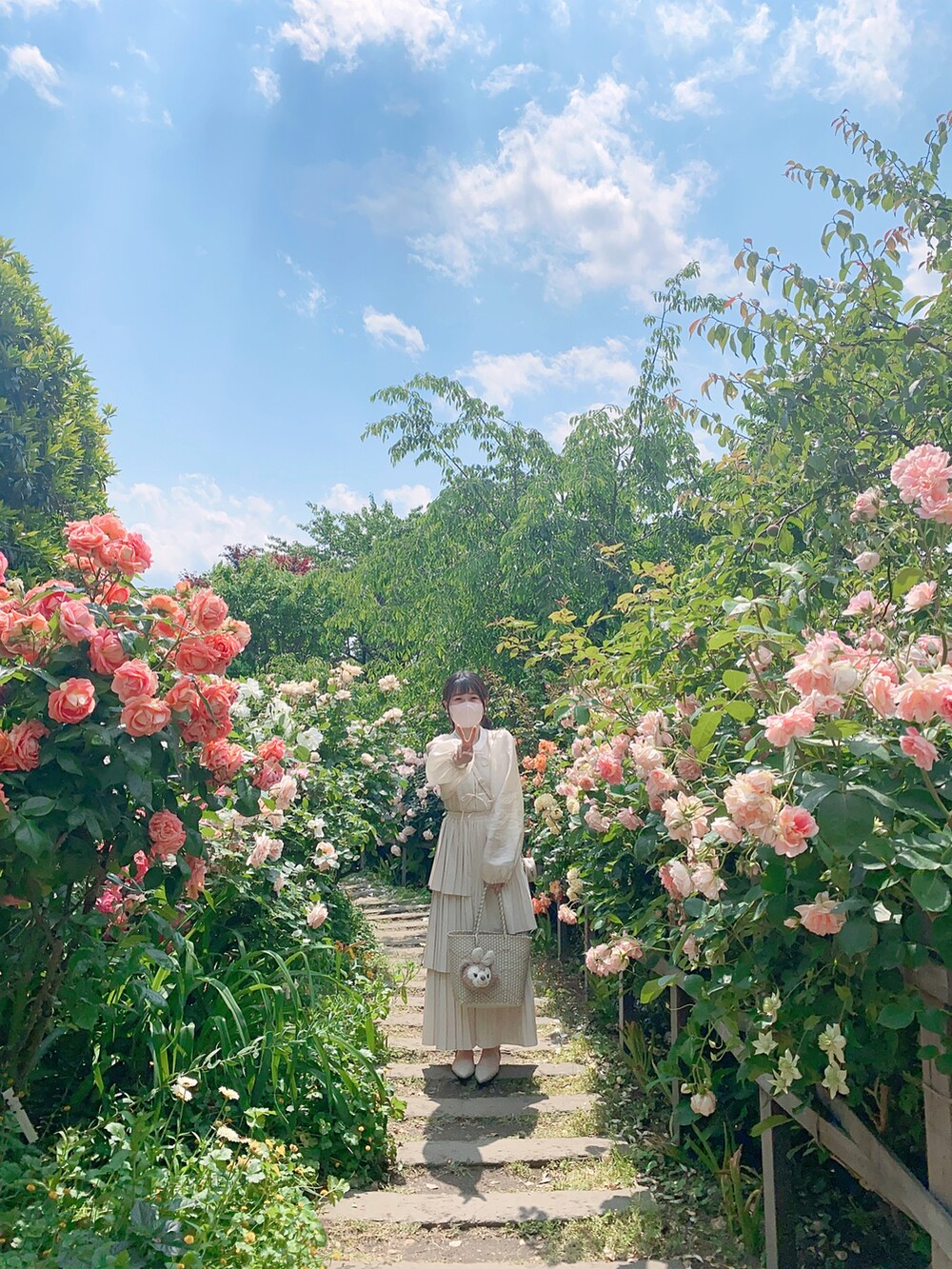 ホワイト系のシャツ/ブラウス、ホワイト系のスカート、ホワイト系のキャミソールを着用したレディースの春コーディネートの2枚目の写真