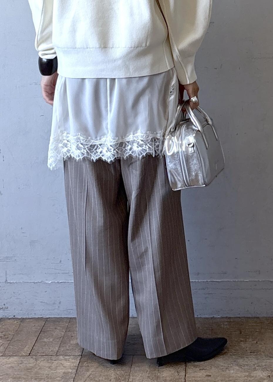 シルバー系のショルダーバッグ、ホワイト系のニット/セーター、ブラック系のブーツを着用したレディースの秋コーディネートの8枚目の写真