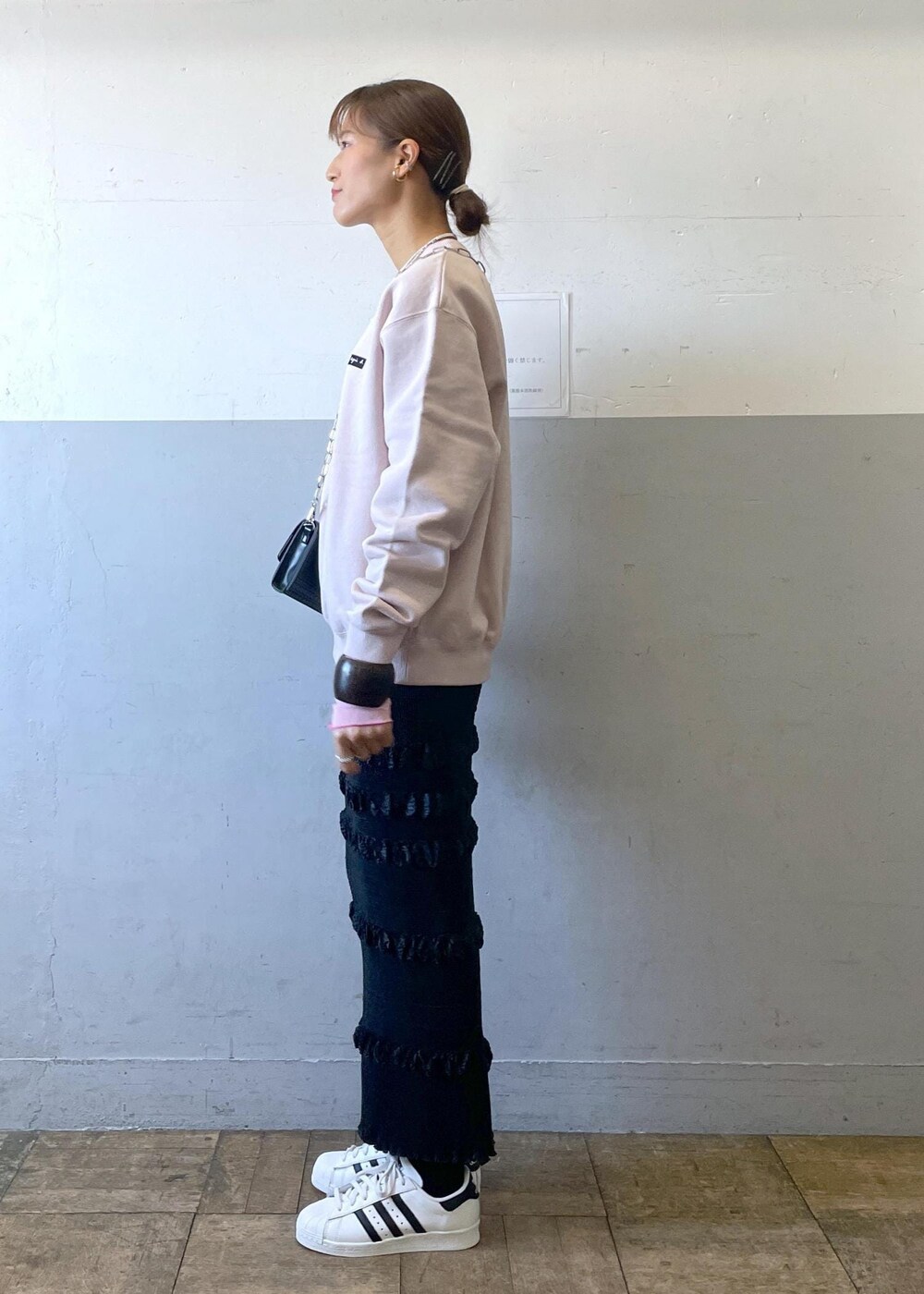 「24SS春の新作、インナー、adidas、アディダス、プリーツ、マドレーヌプリーツ、SUPERSTAR、アニエスベー、agnes b、ピンク、タイトスカート、タイト、ブラック、ショルダーバッグ、チェーンバッグ」｜「ADAM ET ROPE'の【セットアップ対応】マドレーヌプリーツスカート（スカート、ブラック系）」を使った、KIKUCHIさん（レディース・167cm）の冬コーディネートの3枚目の写真