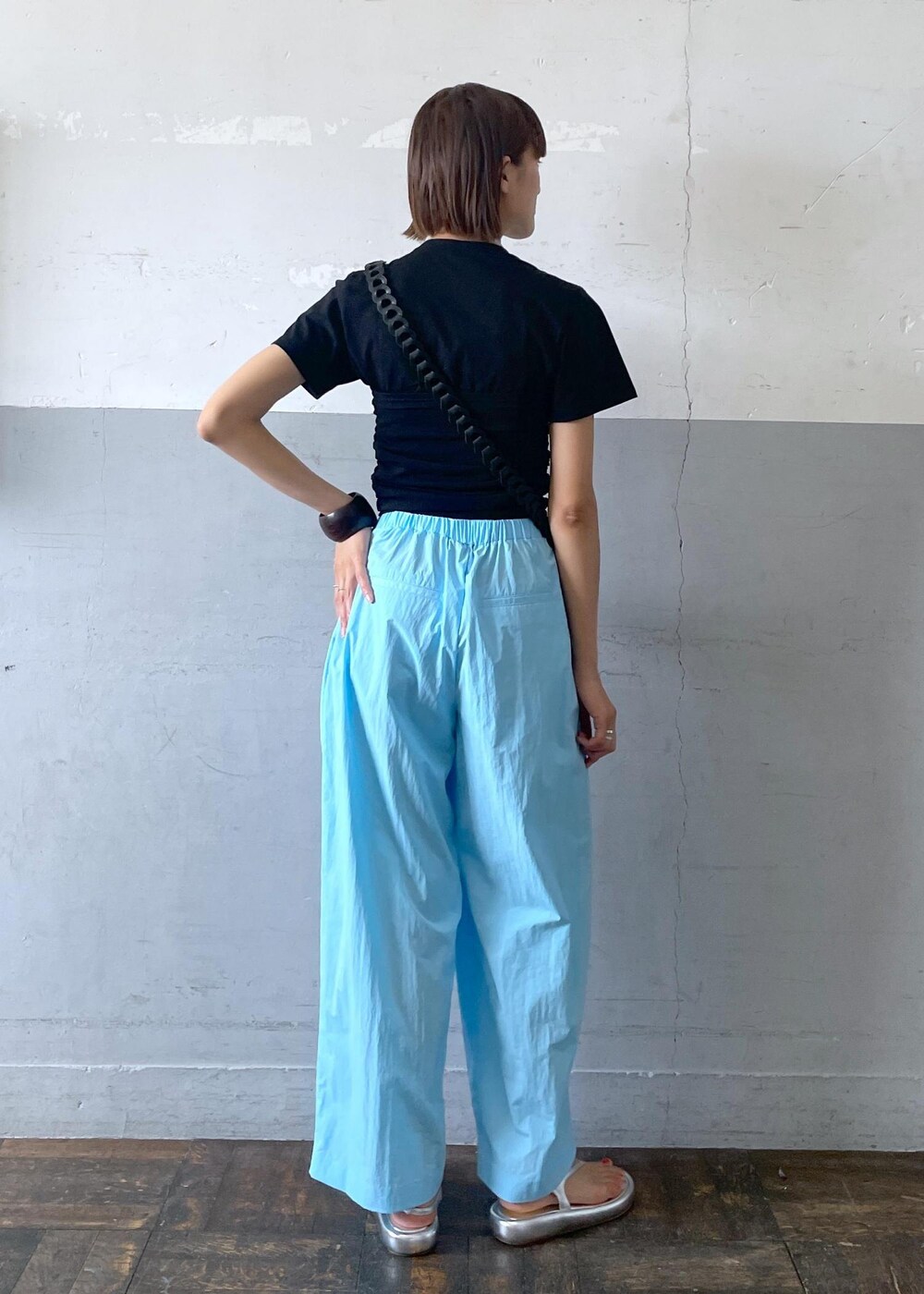 「24SS夏の新作、撥水加工、UVカット、ADAM ET ROPÉ、FEMME、高身長、骨格ナチュラル、イエベ、カジュアル、大人カジュアル、SETアイテム、夏、夏コーデ、夏ファッション、ビビッドカラー」|「ADAM ET ROPE'のプラットフォームトングサンダル(サンダル、シルバー系)」を使った、KIKUCHIさん(レディース・167cm)の春コーディネートの3枚目の写真