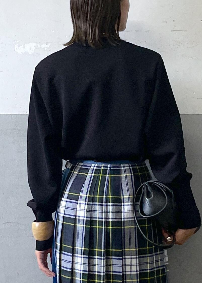 ブラック系のショルダーバッグ、ブラック系のブーツ、ブラック系のスカートを着用したレディースの秋コーディネートの6枚目の写真