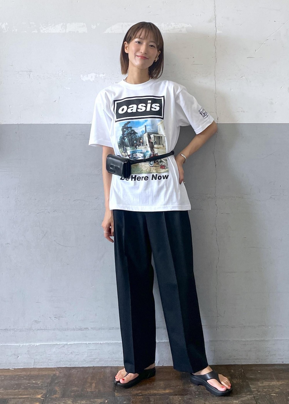 「オアシス、oasis、プリントT、PAES、ペイズ、リカバリーサンダル、ベルト、バングル、Tシャツ、夏コーデ、お出かけコーデ、大人カジュアル、パンツスタイル、体型カバー、カジュアルコーデ」｜「ADAM ET ROPE'のウェービーバングル（バングル/リストバンド、シルバー系）」を使った、KIKUCHIさん（レディース・167cm）の夏コーディネートの2枚目の写真