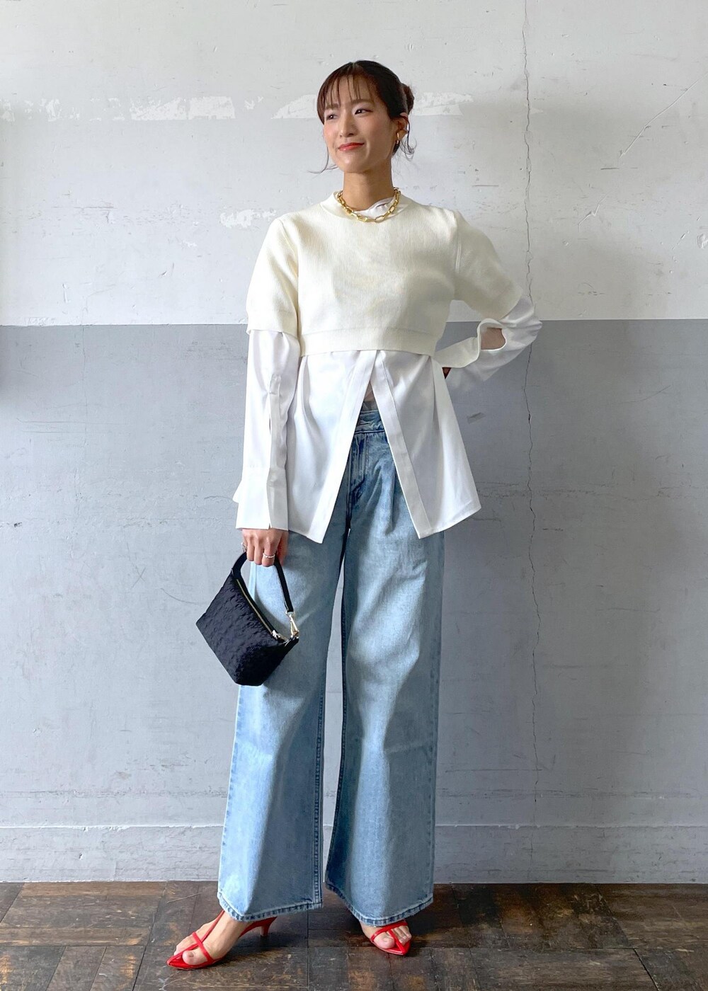 「GANNI、ガニー、リーバイス、Levi's、BIOTOP、チェーンネックレス、24SS春の新作、サンダル、ハンドバッグ、クルーネック、デニム、ADAM ET ROPÉ、FEMME、骨格ナチュラル、イエベ」｜「ADAM ET ROPE'のオーバルチェーンネックレス（ネックレス、ゴールド系）」を使った、KIKUCHIさん（レディース・167cm）の春コーディネートの2枚目の写真