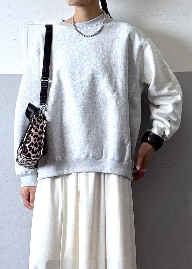 ベージュ系のショルダーバッグ、ホワイト系のスニーカー、ホワイト系のスカートを着用したレディースの秋コーディネートの4枚目の写真