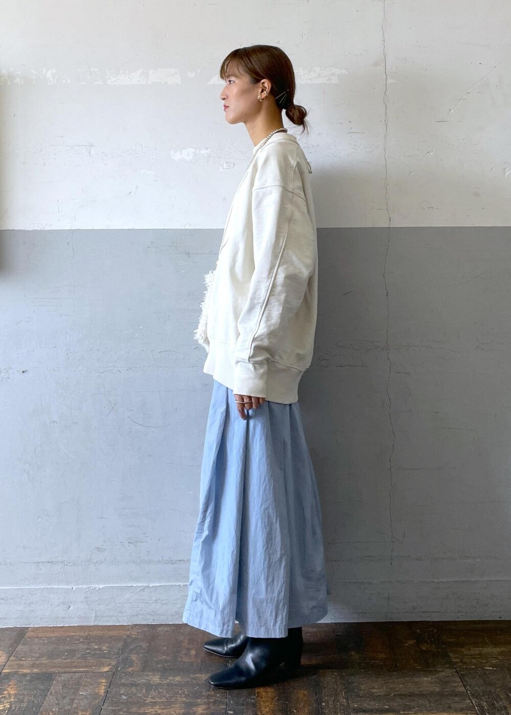 「ショルダーバッグ、ロングブーツ、チュニック丈、フレアスカート、ADAM ET ROPÉ、FEMME、高身長、骨格ナチュラル、イエベ、きれいめカジュアル、大人カジュアル、秋、春コーデ、秋コーデ、冬コーデ」｜「ADAM ET ROPE'のナロースクエアトゥロングブーツ（ブーツ、ブラック系）」を使った、KIKUCHIさん（レディース・167cm）の秋コーディネートの3枚目の写真