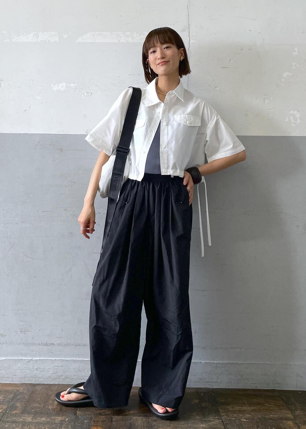 「24SS夏の新作、TAW&TOE、トーアンドトー、キャミソール、ナイロンパンツ、ショルダーバッグ、メッシュ、シャツブラウス、ADAM ET ROPÉ、FEMME、高身長、骨格ナチュラル、イエベ、カジュアル、大人カジュアル」|「ADAM ET ROPE'のカップ付きリブニットキャミソール(キャミソール、ブルー系)」を使った、KIKUCHIさん(レディース・167cm)の春コーディネートの2枚目の写真