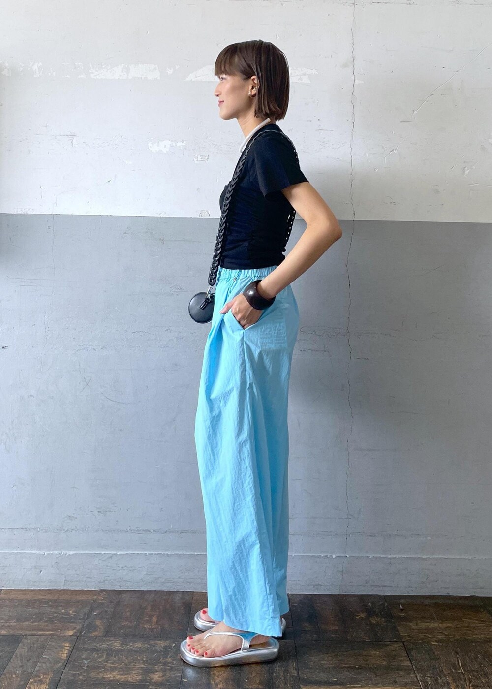 「24SS夏の新作、撥水加工、UVカット、ADAM ET ROPÉ、FEMME、高身長、骨格ナチュラル、イエベ、カジュアル、大人カジュアル、SETアイテム、夏、夏コーデ、夏ファッション、ビビッドカラー」|「ADAM ET ROPE'のプラットフォームトングサンダル(サンダル、シルバー系)」を使った、KIKUCHIさん(レディース・167cm)の春コーディネートの2枚目の写真