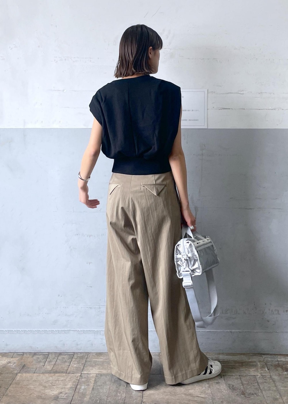 「24SS夏の新作、adidas、アディダス、LESPORTSAC、レスポートサック、スウェット、プルオーバー、ADAM ET ROPÉ、FEMME、高身長、骨格ナチュラル、イエベ、カジュアル、大人カジュアル、夏」｜「ADAM ET ROPE'のバイカラーベルトドレスパンツ（スラックス、グリーン系）」を使った、KIKUCHIさん（レディース・167cm）の春コーディネートの4枚目の写真