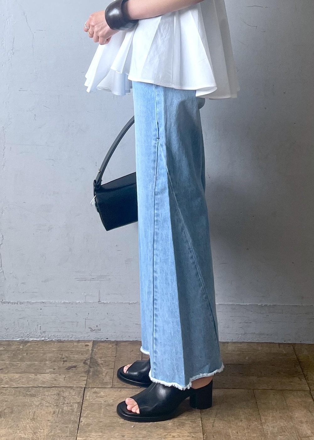 「healthy denim、ヘルシーデニム、春コーデ、お出かけコーデ、大人カジュアル、パンツスタイル、シンプルコーデ、きれいめコーデ、ADAM ET ROPÉ、ナチュラル、イエベ秋、混合、高身長、トップス、ニット/セーター」|「ADAM ET ROPE'のボックスミニショルダーバッグ(ハンドバッグ、ブラック系)」を使った、KIKUCHIさん(レディース・167cm)の春コーディネートの8枚目の写真
