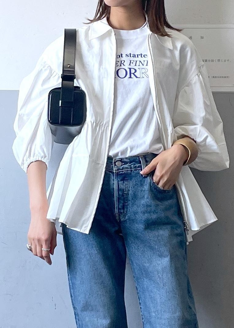 「Levi's、リーバイス、BIOTOP、ビオトープ、HEARMYNAME、ヒアマイネーム、初春コーデ、春コーデ、お出かけコーデ、旅行コーデ、大人カジュアル、パンツスタイル、ADAM ET ROPÉ、ナチュラル、イエベ秋」|「ADAM ET ROPE'のボックスミニショルダーバッグ(ハンドバッグ、ブラック系)」を使った、KIKUCHIさん(レディース・167cm)の春コーディネートの5枚目の写真