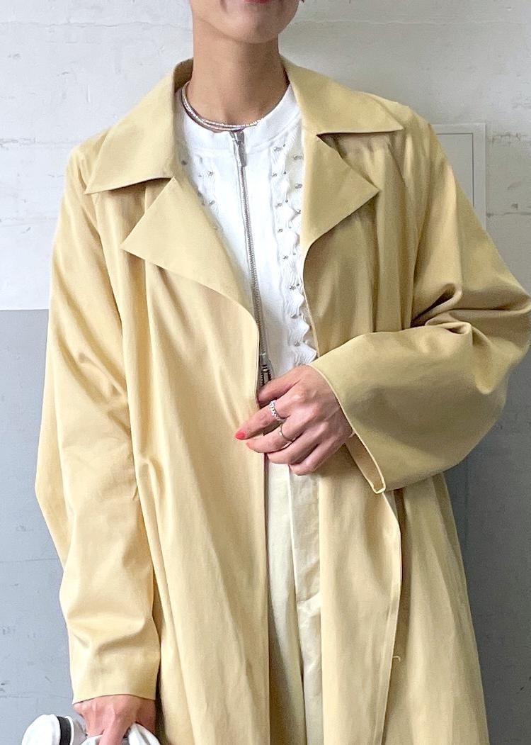 イエロー系のその他パンツ、ホワイト系のパンプス、ホワイト系のカーディガン/ボレロを着用したレディースの冬コーディネートの5枚目の写真