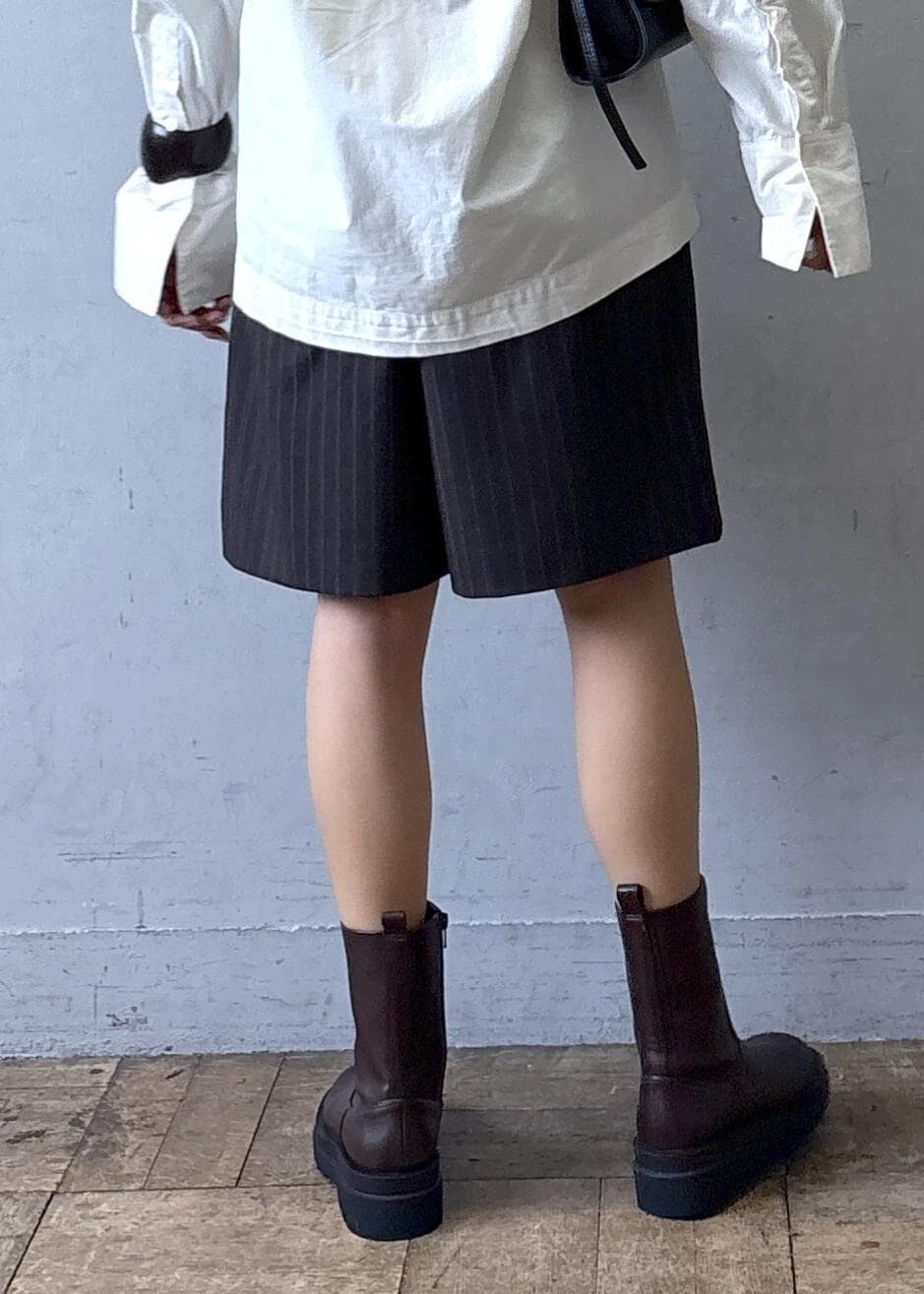 ホワイト系のシャツ/ブラウス、ブラウン系のTシャツ/カットソー、ブラウン系のその他パンツを着用したレディースの秋コーディネートの8枚目の写真