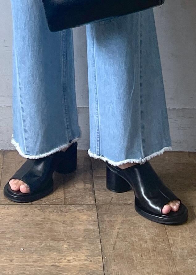 「healthy denim、ヘルシーデニム、春コーデ、お出かけコーデ、大人カジュアル、パンツスタイル、シンプルコーデ、きれいめコーデ、ADAM ET ROPÉ、ナチュラル、イエベ秋、混合、高身長、トップス、ニット/セーター」|「ADAM ET ROPE'のボックスミニショルダーバッグ(ハンドバッグ、ブラック系)」を使った、KIKUCHIさん(レディース・167cm)の春コーディネートの10枚目の写真