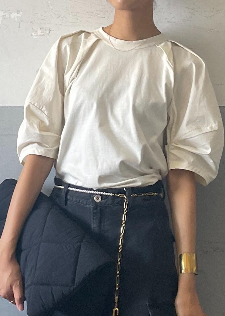 「カーゴデニム、パールベルト、ADAM ET ROPÉ、FEMME、高身長、骨格ナチュラル、イエベ、きれいめカジュアル、大人カジュアル、夏、夏コーデ、夏ファッション、23SS夏の新作、モノトーン、体型カバー」｜「ADAM ET ROPE'のパフTシャツ（Tシャツ/カットソー、ホワイト系）」を使った、KIKUCHIさん（レディース・167cm）の夏コーディネートの5枚目の写真