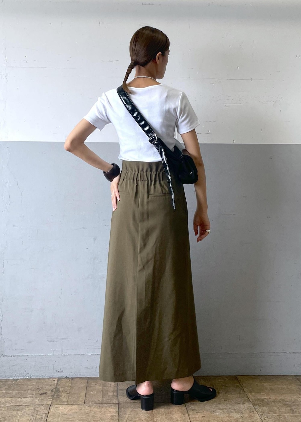 「初夏コーデ、デートコーデ、お出かけコーデ、スカートスタイル、シンプルコーデ、別注アイテム、ADAM ET ROPÉ、ナチュラル、イエベ秋、混合、高身長、トップス、Tシャツ/カットソー、スカート、バッグ」｜「MILLERの【Miller for ADAM ET ROPE'】別注 スクエアTee（Tシャツ/カットソー、ホワイト系）」を使った、KIKUCHIさん（レディース・167cm）の春コーディネートの3枚目の写真