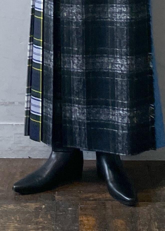 ブラック系のショルダーバッグ、ブラック系のブーツ、ブラック系のスカートを着用したレディースの秋コーディネートの10枚目の写真