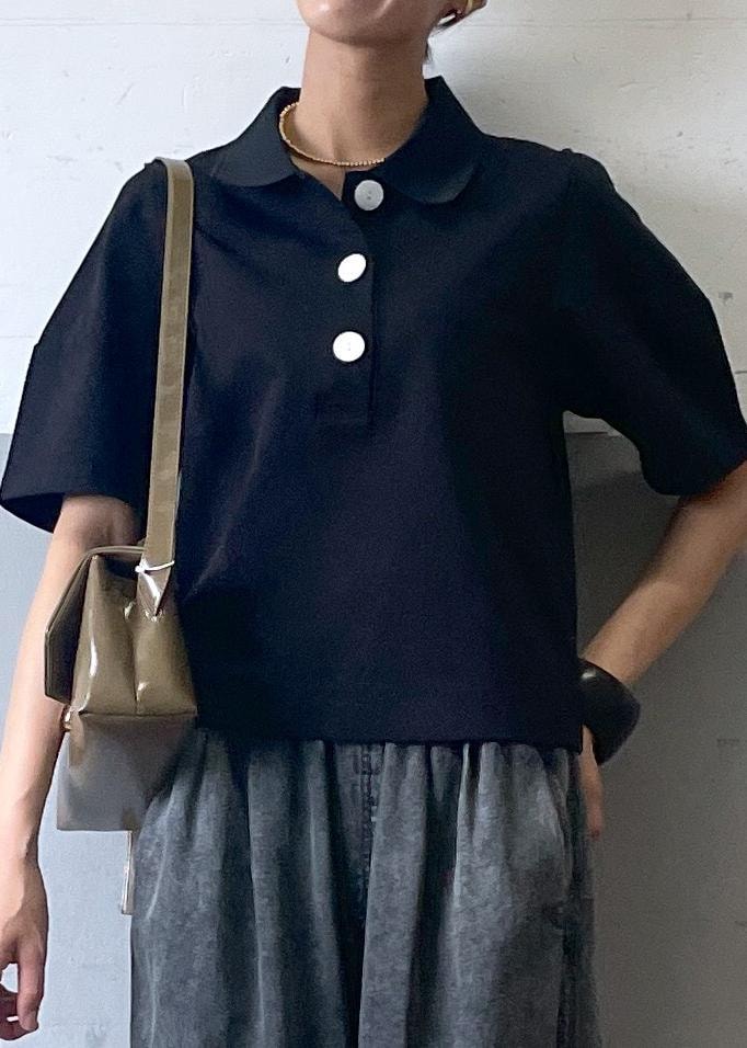 「初夏コーデ、デートコーデ、お出かけコーデ、大人カジュアル、パンツスタイル、シンプルコーデ、ADAM ET ROPÉ、ナチュラル、イエベ秋、混合、高身長、トップス、ポロシャツ、パンツ、デニムパンツ」|「ADAM ET ROPE'のメタルボールネックレス(ネックレス、ゴールド系)」を使った、KIKUCHIさん(レディース・167cm)の夏コーディネートの4枚目の写真