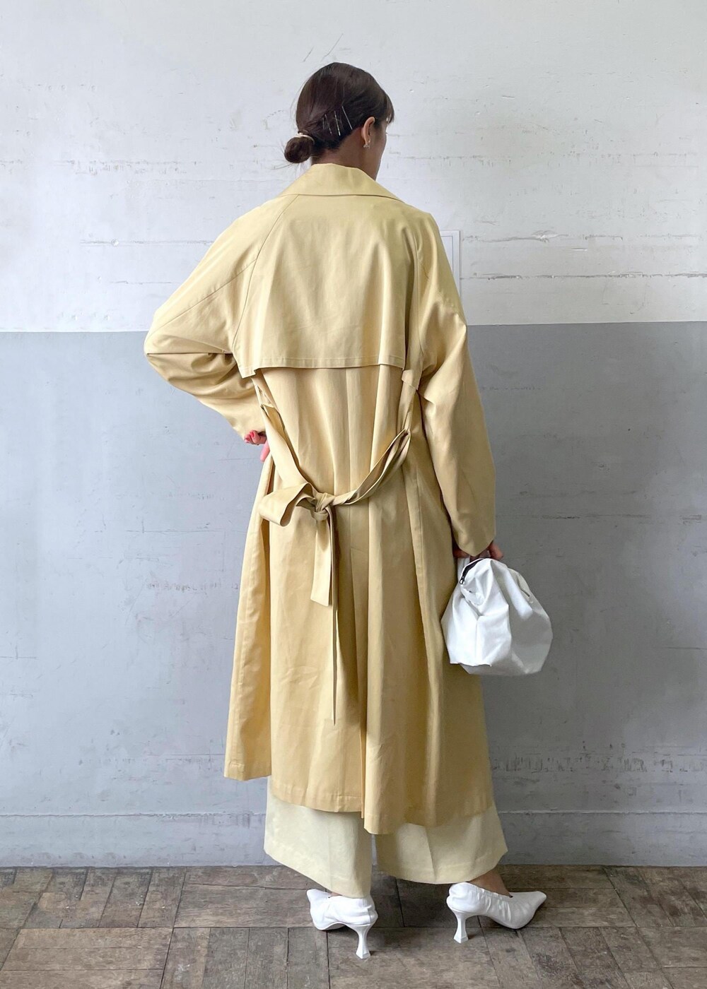 イエロー系のその他パンツ、ホワイト系のパンプス、ホワイト系のカーディガン/ボレロを着用したレディースの冬コーディネートの4枚目の写真