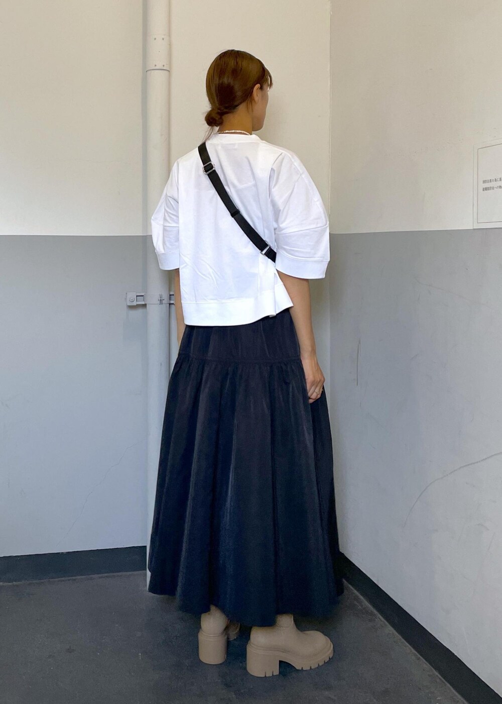 「フレアスカート、HAI、ハイ、パールネックレス、レオパード、ショルダーバッグ、GANNI、ガニー、ADAM ET ROPÉ、FEMME、高身長、骨格ナチュラル、イエベ、カジュアル、大人カジュアル」｜「ADAM ET ROPE'の【HAI】BETTY NECKLACE（ネックレス、ホワイト系）」を使った、KIKUCHIさん（レディース・167cm）の夏コーディネートの3枚目の写真