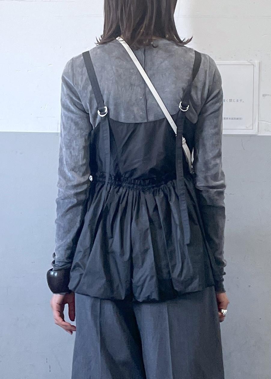 ブラック系のパンプス、グレー系のスラックス、ブラック系のTシャツ/カットソーを着用したレディースの冬コーディネートの5枚目の写真