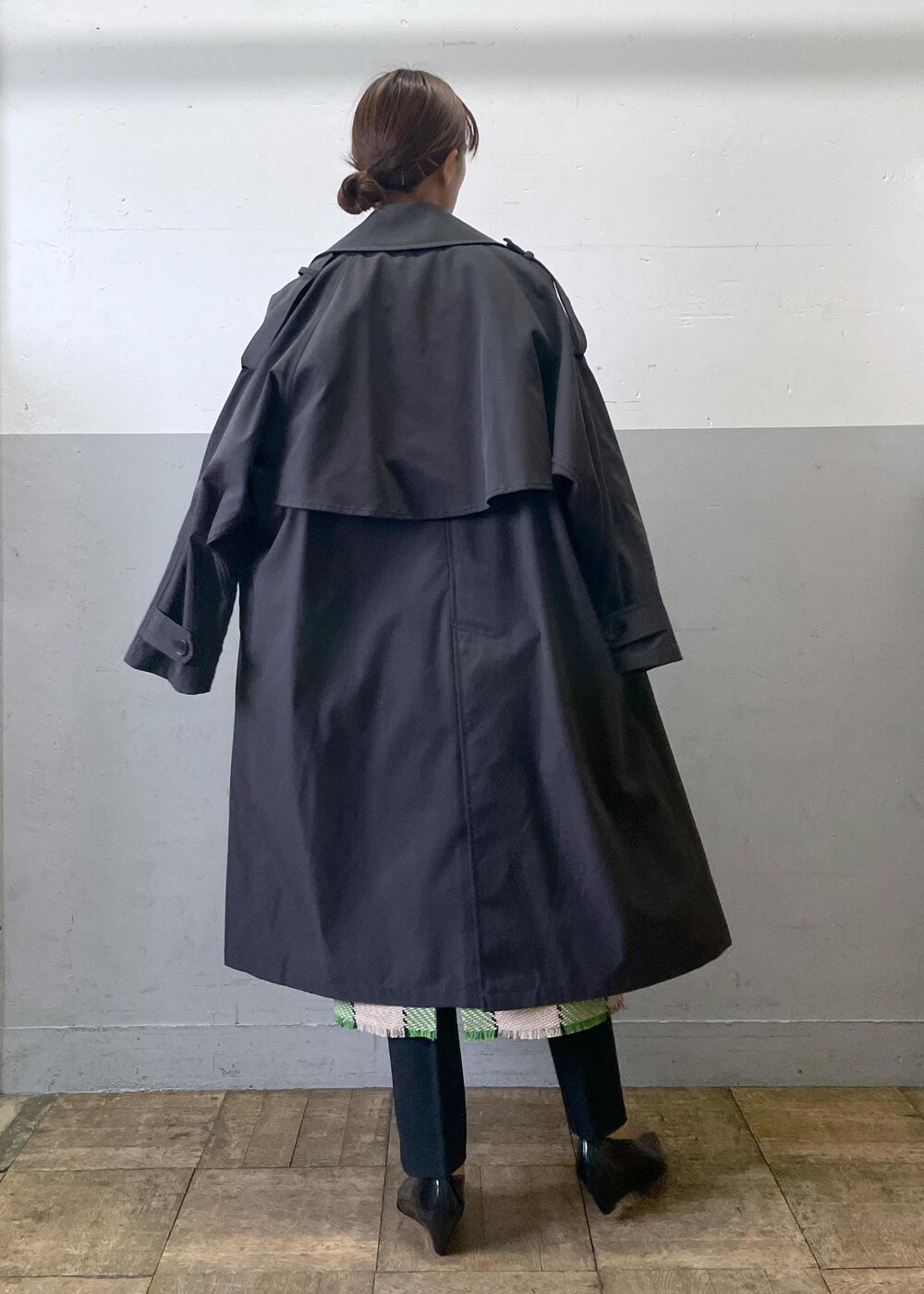 「バングル、グレー、長袖、ロング、コート、チェック、オーバーサイズ、パンプス、ADAM ET ROPÉ、FEMME、高身長、骨格ナチュラル、イエベ、きれいめカジュアル、カジュアル」｜「ADAM ET ROPE'のドルマンオーバートレンチコート（トレンチコート、ブラック系）」を使った、KIKUCHIさん（レディース・167cm）の秋コーディネートの3枚目の写真