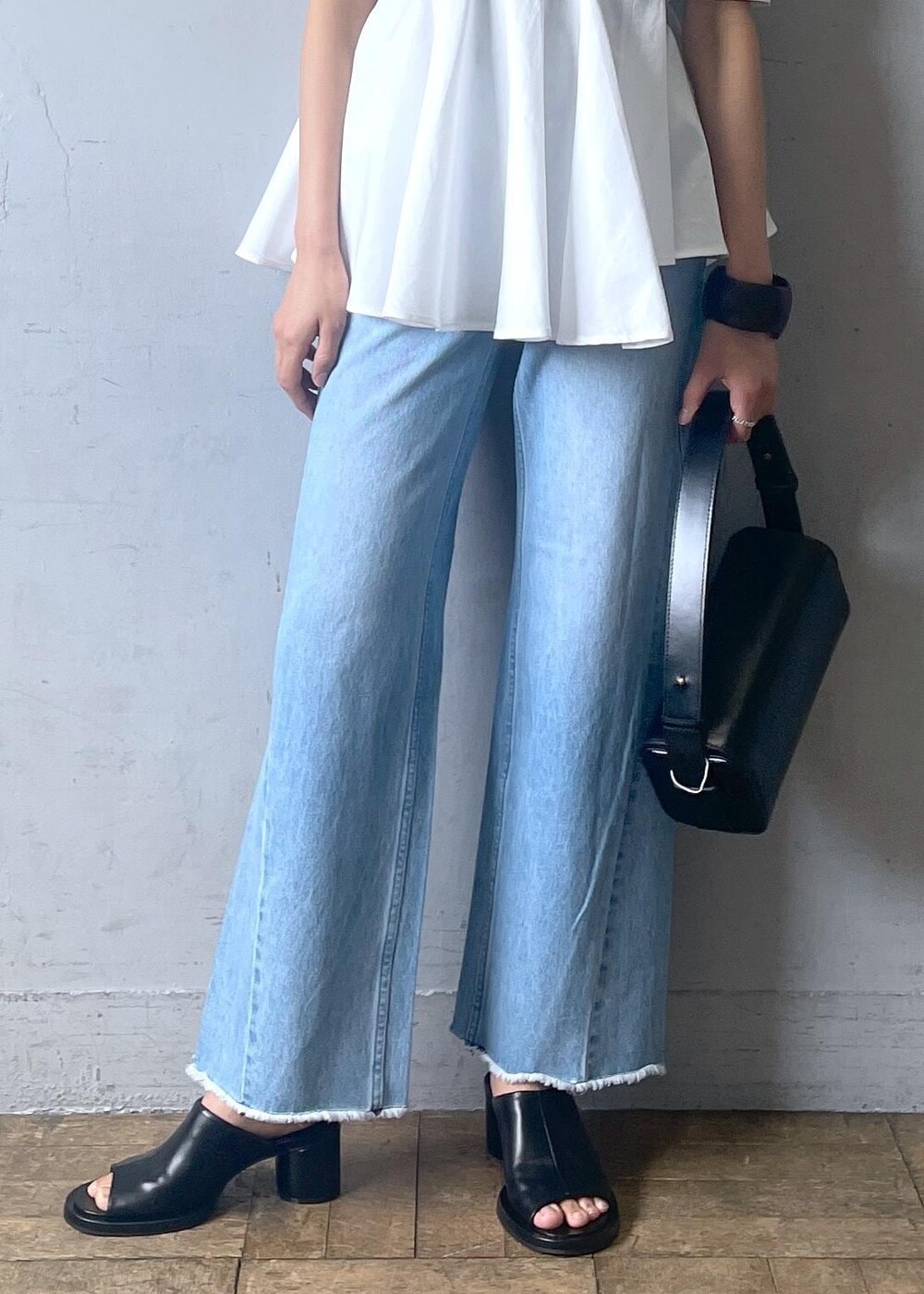 「healthy denim、ヘルシーデニム、春コーデ、お出かけコーデ、大人カジュアル、パンツスタイル、シンプルコーデ、きれいめコーデ、ADAM ET ROPÉ、ナチュラル、イエベ秋、混合、高身長、トップス、ニット/セーター」|「ADAM ET ROPE'のボックスミニショルダーバッグ(ハンドバッグ、ブラック系)」を使った、KIKUCHIさん(レディース・167cm)の春コーディネートの7枚目の写真