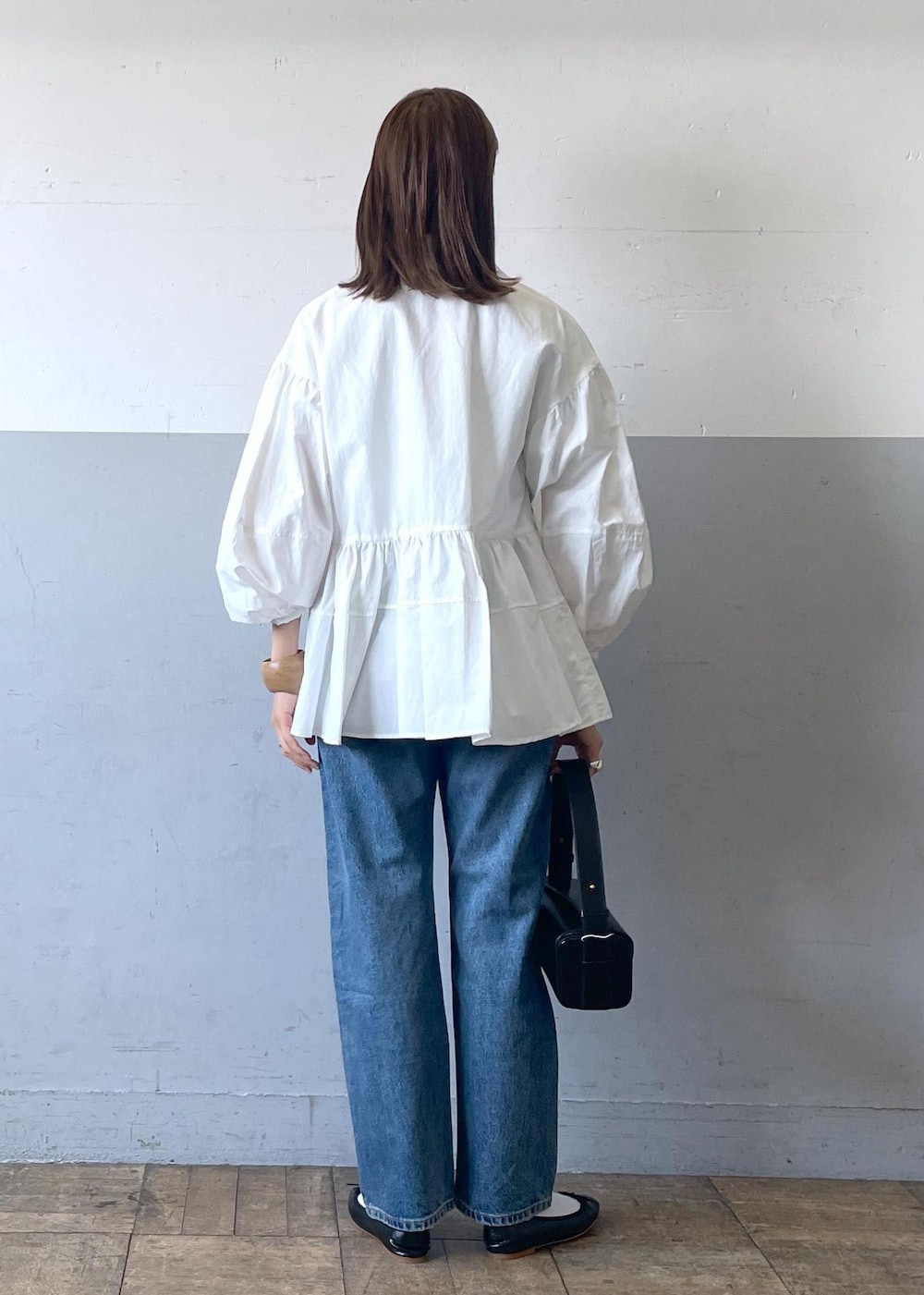 「Levi's、リーバイス、BIOTOP、ビオトープ、HEARMYNAME、ヒアマイネーム、初春コーデ、春コーデ、お出かけコーデ、旅行コーデ、大人カジュアル、パンツスタイル、ADAM ET ROPÉ、ナチュラル、イエベ秋」|「ADAM ET ROPE'のボックスミニショルダーバッグ(ハンドバッグ、ブラック系)」を使った、KIKUCHIさん(レディース・167cm)の春コーディネートの4枚目の写真