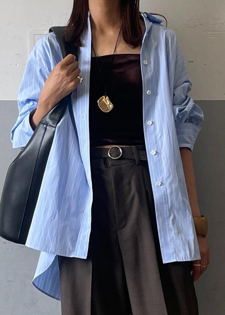 ブラック系のサンダル、ブラック系のショルダーバッグ、グレー系のスラックスを着用したレディースの夏コーディネートの4枚目の写真