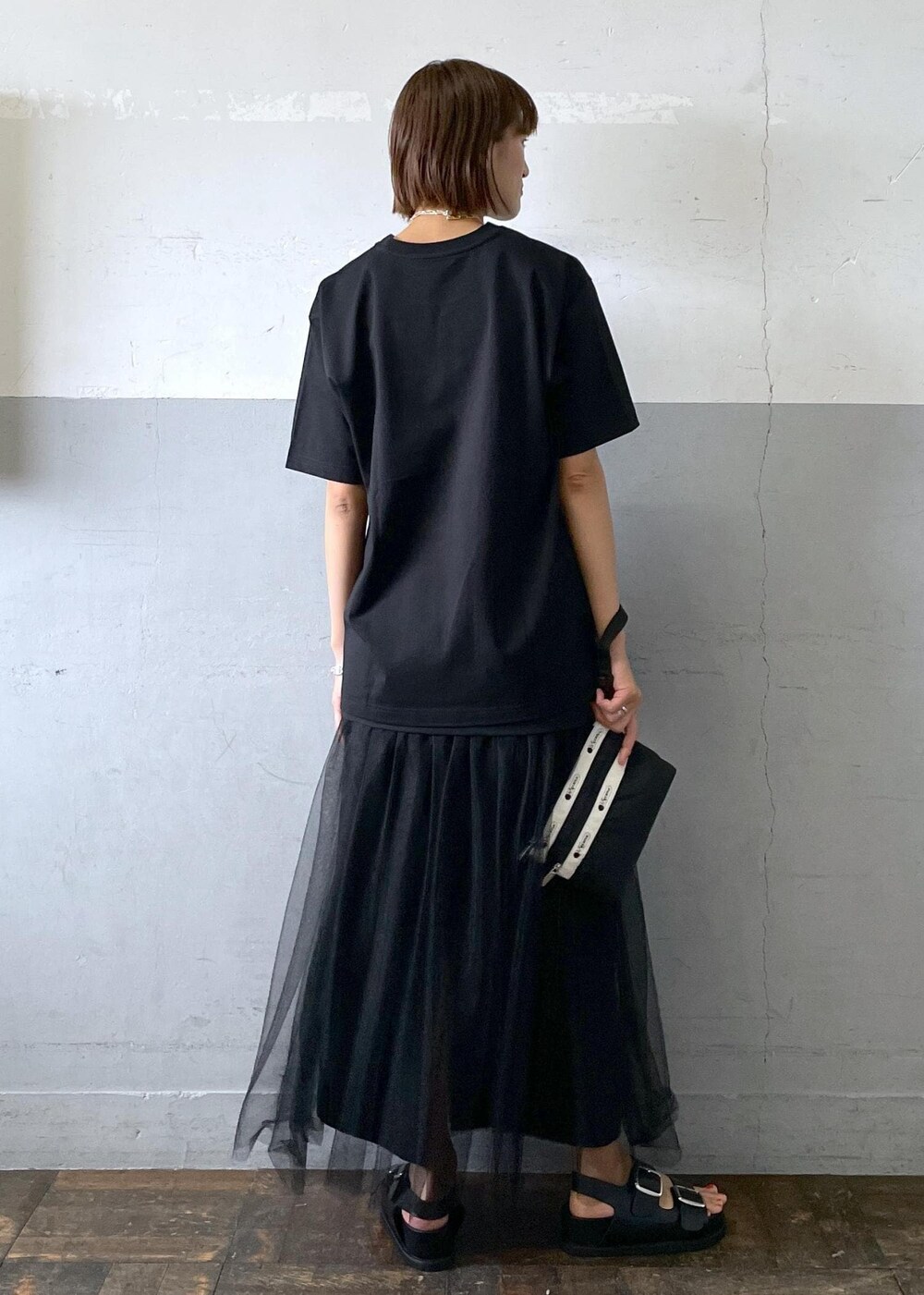 「KNOWHOW jewerly、ノウハウジュエリー、レスポートサック、lesportsac、イヤーカフ、ハートネックレス、ネックレス、チェーンネックレス、ブレスレット、24SS夏の新作、ポーチ、ブラック、Tシャツ、ロゴ、クルーネック」｜「ADAM ET ROPE'の【LeSportsac for ADAM ET ROPE'】別注 COSMETIC CLUTCH（ポーチ、ブラック系）」を使った、KIKUCHIさん（レディース・167cm）の夏コーディネートの4枚目の写真