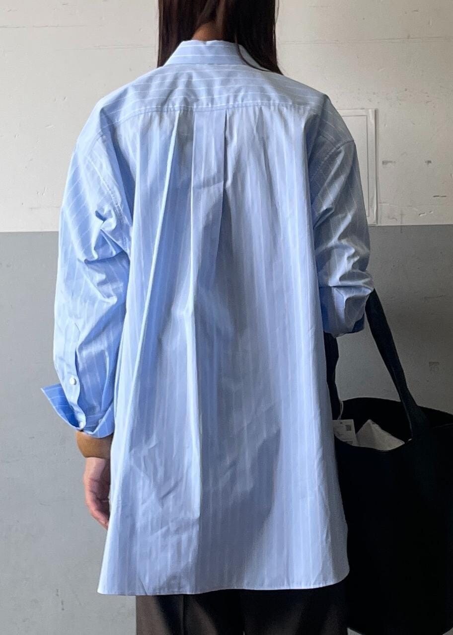 ブラック系のサンダル、ブラック系のショルダーバッグ、グレー系のスラックスを着用したレディースの夏コーディネートの6枚目の写真