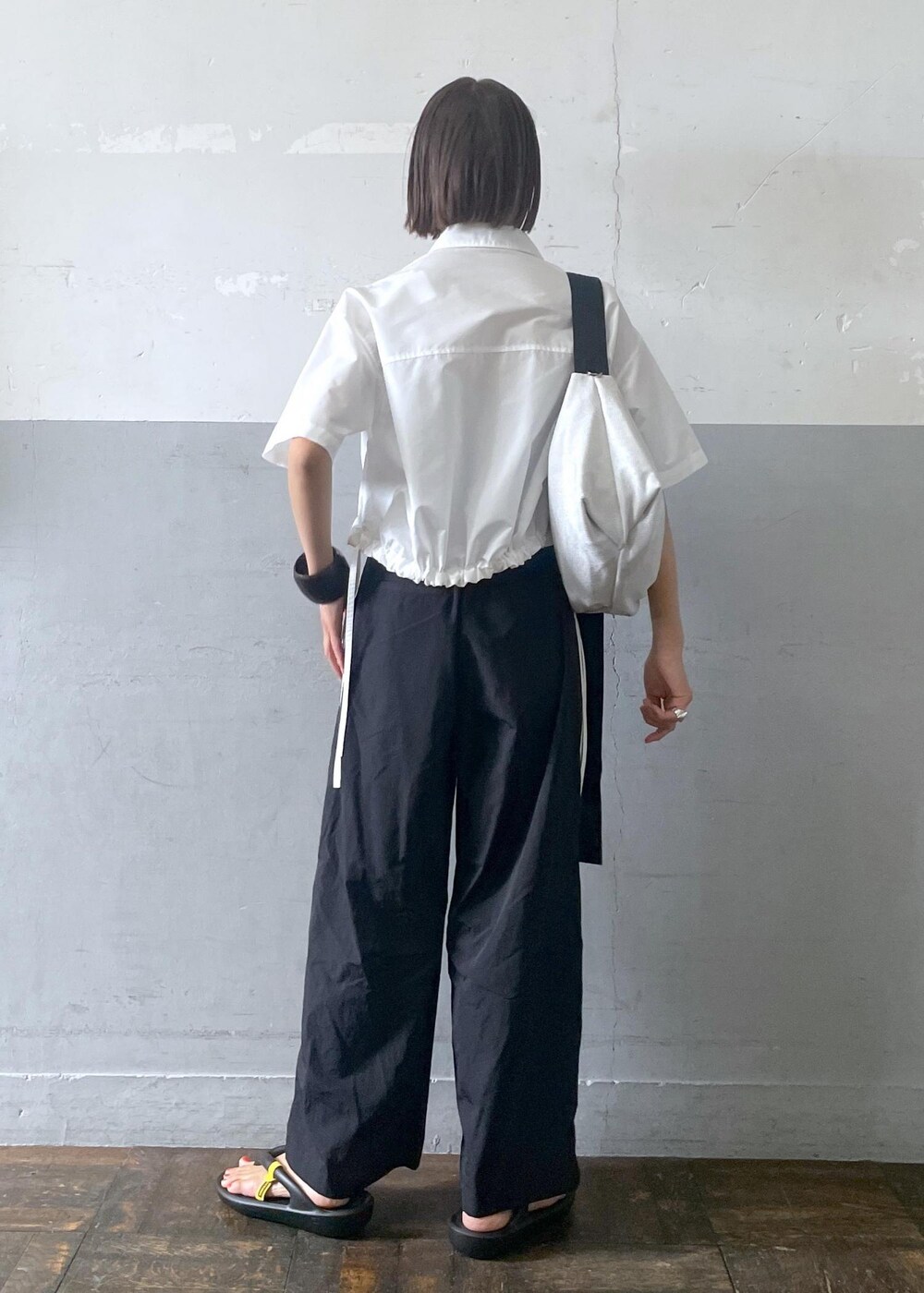 「24SS夏の新作、TAW&TOE、トーアンドトー、キャミソール、ナイロンパンツ、ショルダーバッグ、メッシュ、シャツブラウス、ADAM ET ROPÉ、FEMME、高身長、骨格ナチュラル、イエベ、カジュアル、大人カジュアル」|「ADAM ET ROPE'のカップ付きリブニットキャミソール(キャミソール、ブルー系)」を使った、KIKUCHIさん(レディース・167cm)の春コーディネートの4枚目の写真