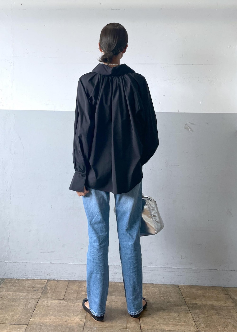 「ROLLA’S、ローラスデニム、ブラック、ショルダーバッグ、トートバッグ、デニム、バレエシューズ、ADAM ET ROPÉ、FEMME、高身長、骨格ナチュラル、イエベ、きれいめカジュアル、秋、秋コーデ」｜「ADAM ET ROPE'のメタリックバレエ（バレエシューズ、ブラック系）」を使った、KIKUCHIさん（レディース・167cm）の秋コーディネートの6枚目の写真
