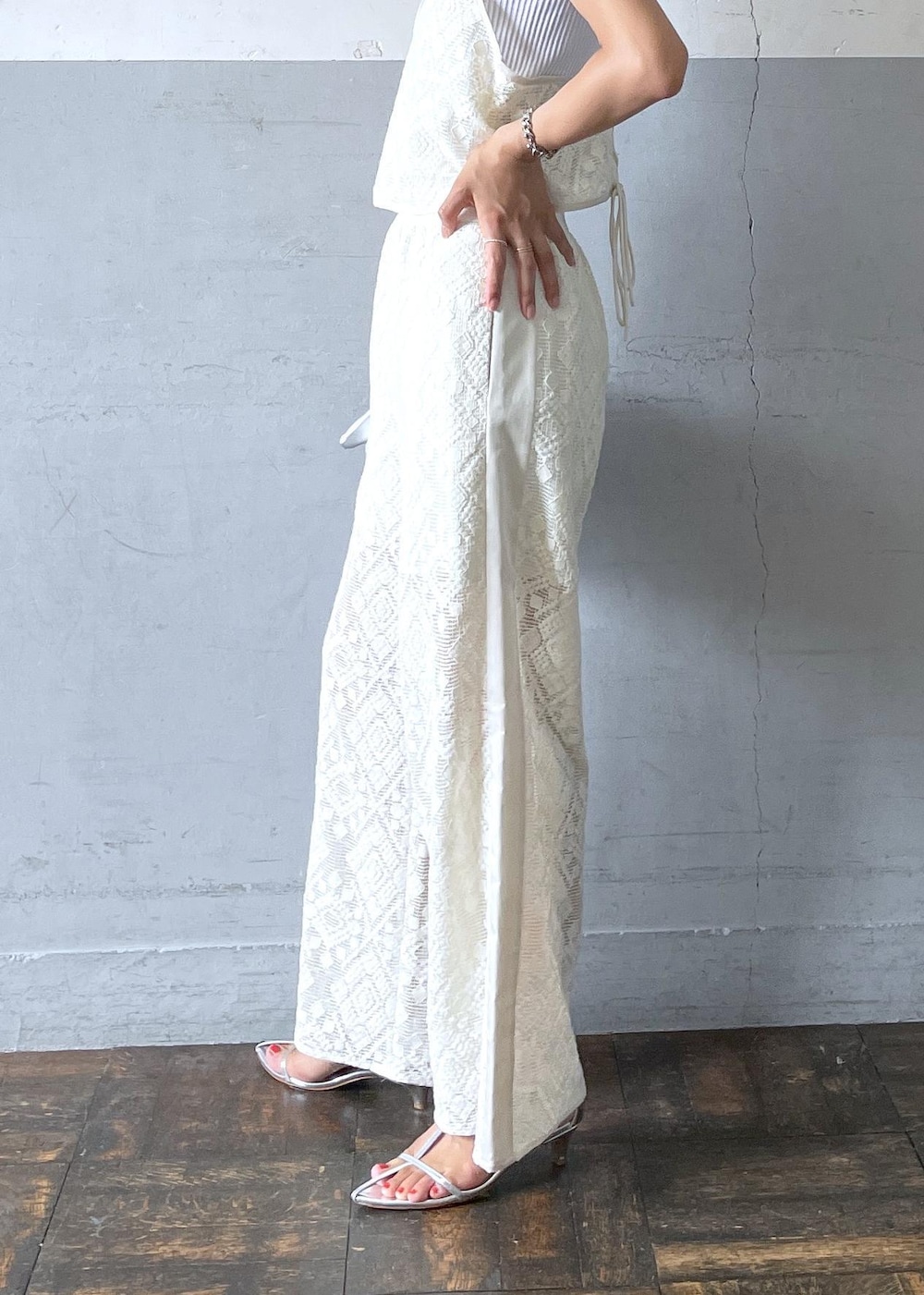 「JAPAN LACE、ジャパンレース、タンクトウキョウ、TanC TOKYO、レースキャミソール、レースパンツ、ホワイト、シルバー、ハンドバッグ、ミニ、チェーンバッグ、ショルダー、レース、総柄、セットアップ」|「ADAM ET ROPE'の【サステナブル】ナロークロスストラップサンダル(サンダル、シルバー系)」を使った、KIKUCHIさん(レディース・167cm)の夏コーディネートの8枚目の写真