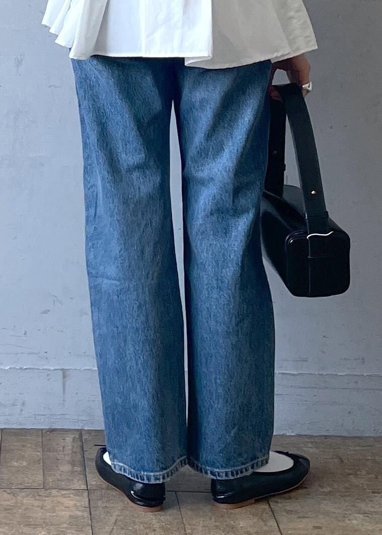 「Levi's、リーバイス、BIOTOP、ビオトープ、HEARMYNAME、ヒアマイネーム、初春コーデ、春コーデ、お出かけコーデ、旅行コーデ、大人カジュアル、パンツスタイル、ADAM ET ROPÉ、ナチュラル、イエベ秋」|「ADAM ET ROPE'のボックスミニショルダーバッグ(ハンドバッグ、ブラック系)」を使った、KIKUCHIさん(レディース・167cm)の春コーディネートの10枚目の写真