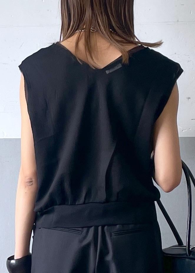 ブラック系のボストンバッグ、ホワイト系のパンプス、ブラック系のスラックスを着用したレディースの夏コーディネートの6枚目の写真