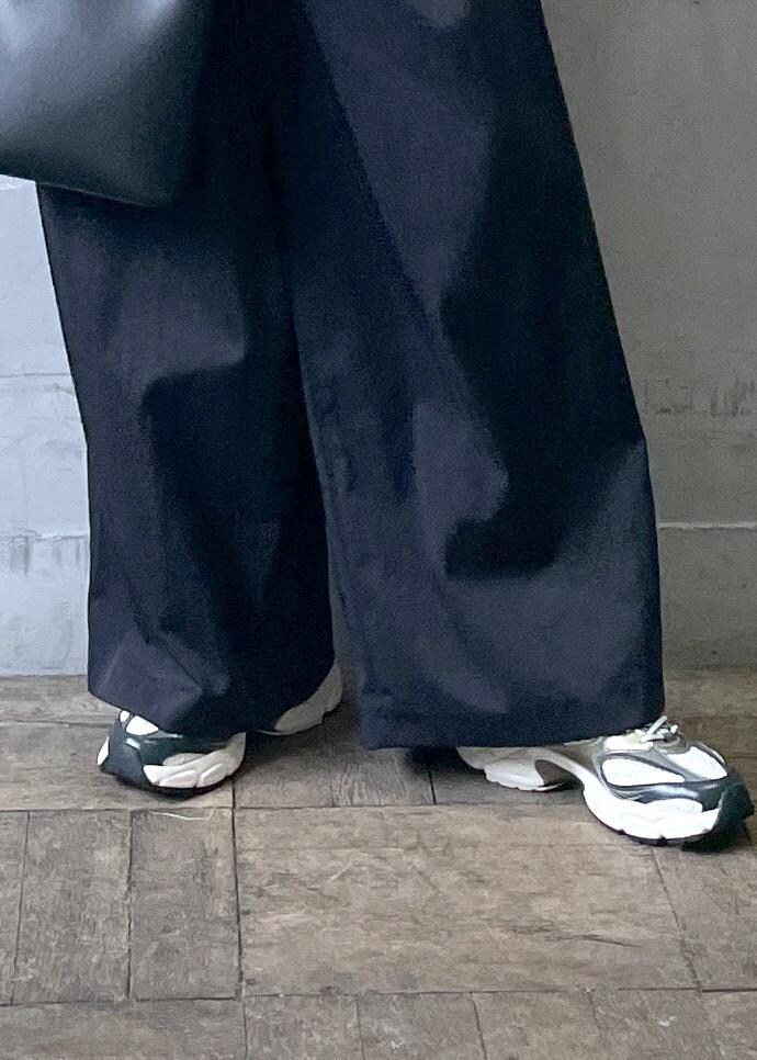 「ラコステ、LACOSTE、初秋コーデ、秋コーデ、お出かけコーデ、大人カジュアル、パンツスタイル、モノトーンコーデ、シンプルコーデ、ADAM ET ROPÉ、ナチュラル、イエベ秋、混合、高身長、トップス」｜「ADAM ET ROPE'の【一部WEB限定カラー】ダブルポケット2wayバッグ（ハンドバッグ、ブラック系）」を使った、KIKUCHIさん（レディース・167cm）の秋コーディネートの8枚目の写真